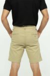 Vista posterior Bermuda Hombre Regular Chino Caqui SS3de Marca Lee