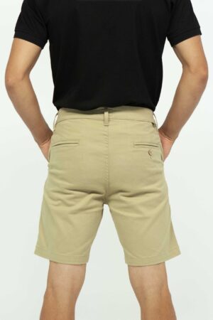 Vista posterior Bermuda Hombre Regular Chino Caqui SS3de Marca Lee