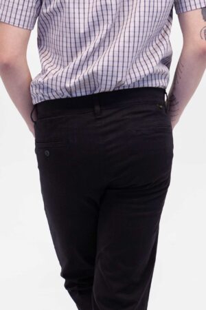 Vista Posterior Pantalón Hombre Regular Chino Negro SS4 de marca Lee