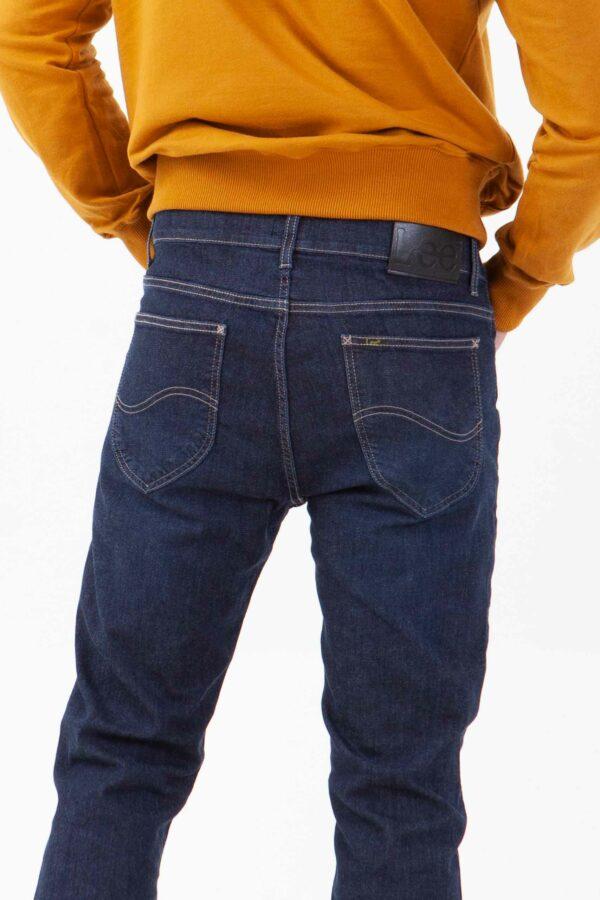 Vista posterior de pantalón de color azul con dos bolsillos de marca lee