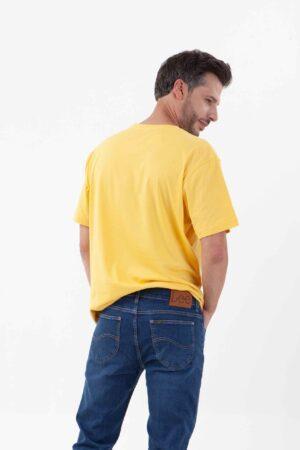 Vista posterior de camiseta de color amarillo de marca lee