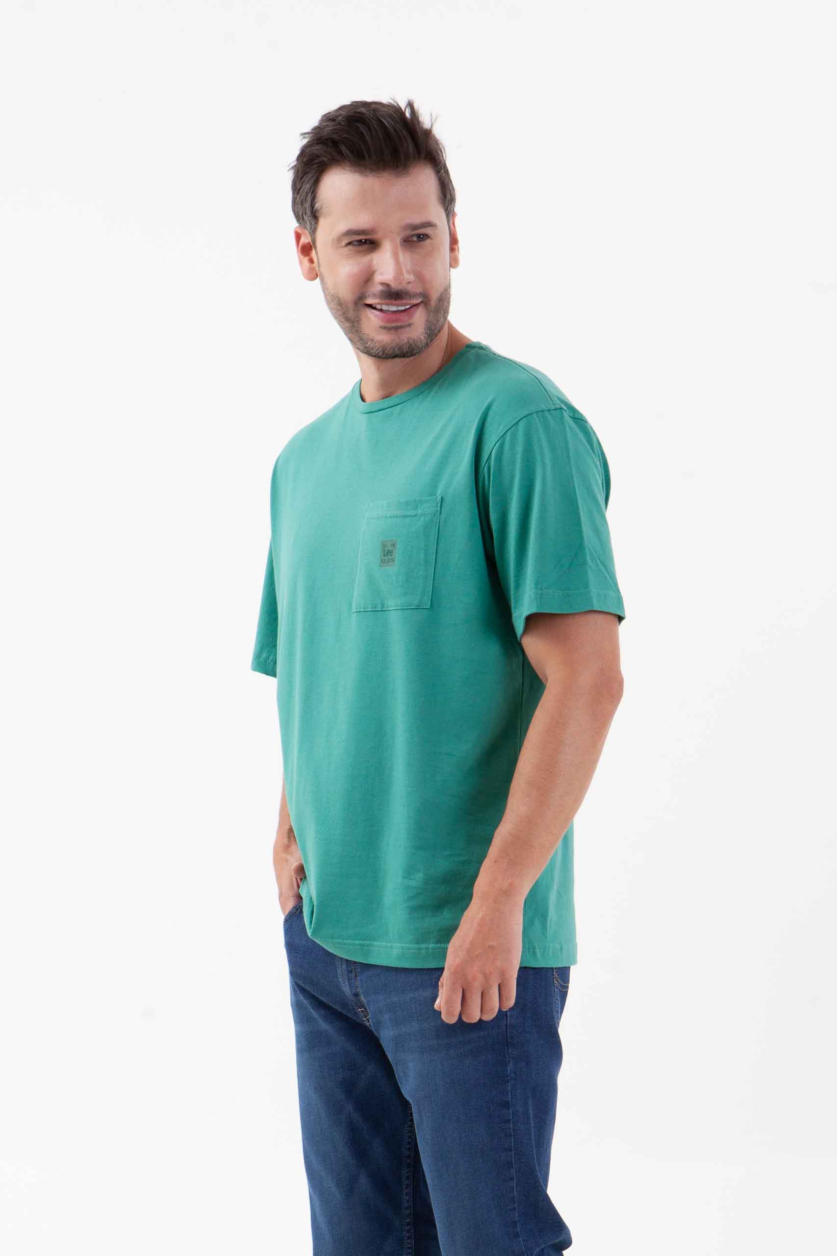Vista lateral de camiseta de color verde de marca lee