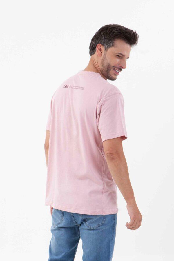 Vista posterior de camiseta de color rosa con logo de marca lee