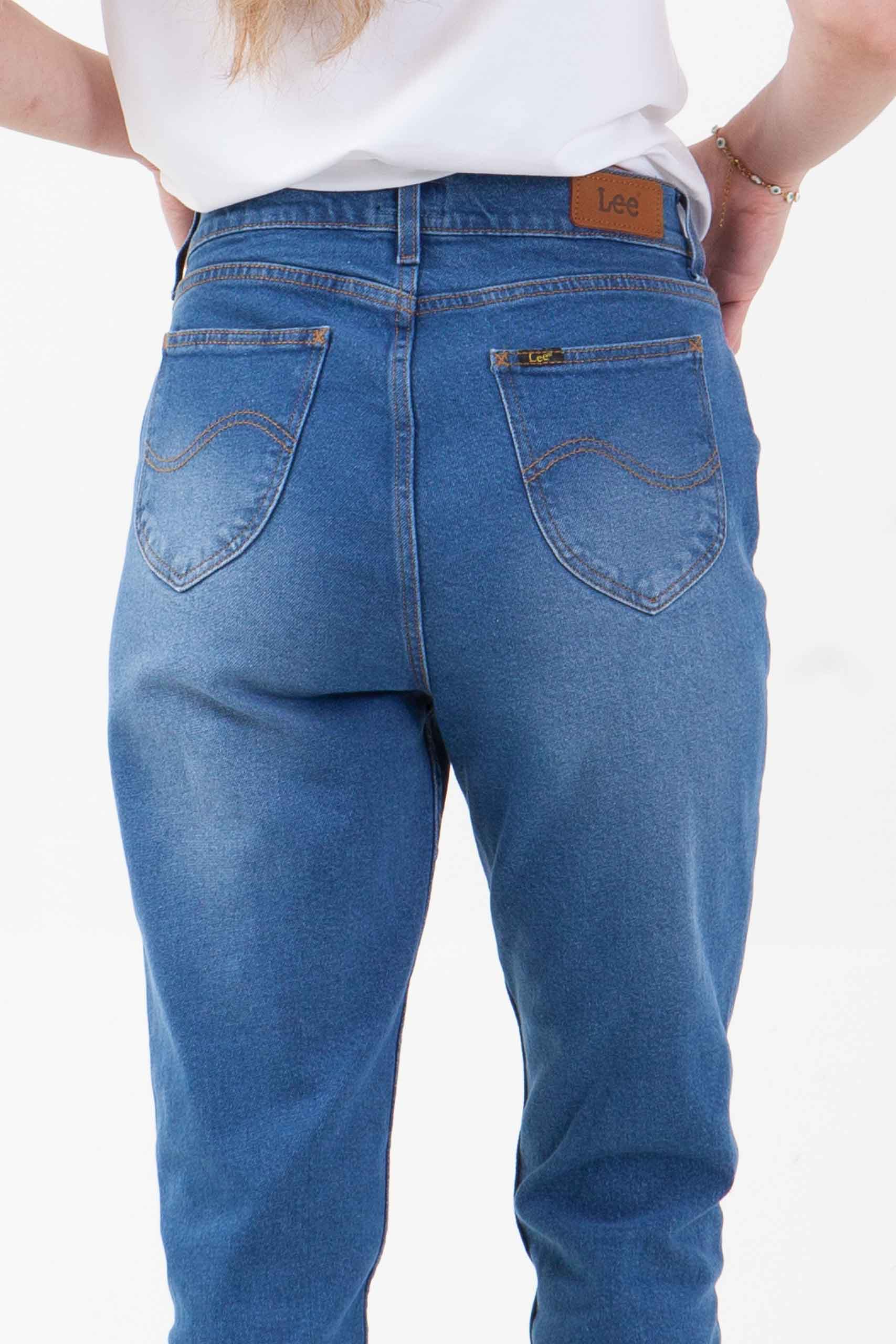 Vista posterior de pantalón de color azul con dos bolsillos de marca lee