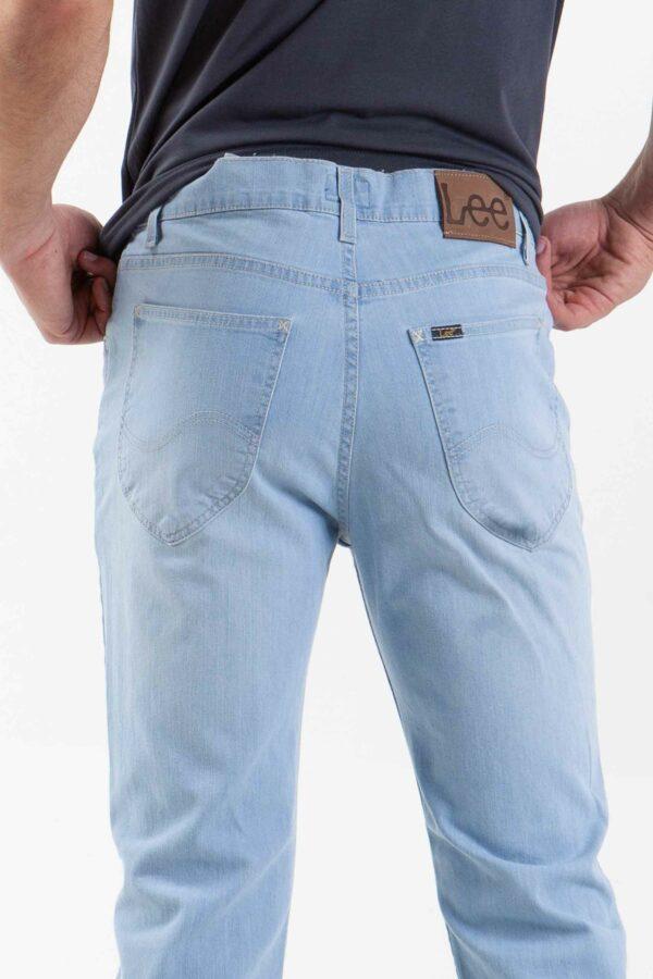 Vista posterior de pantalón de color celeste con dos bolsillos de marca lee