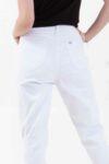 Vista posterior de pantalón de color blanco con dos bolsillos de marca lee