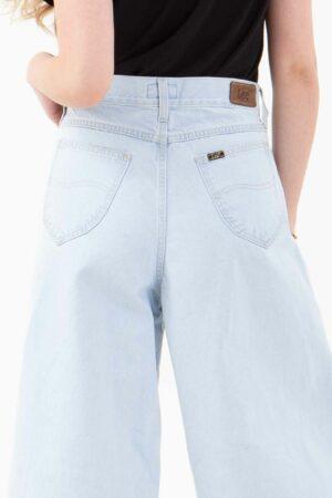 Vista posterior de pantalón de color ice con dos bolsillos de marca lee