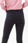 Vista posterior de pantalón de color negro con dos bolsillos de marca lee