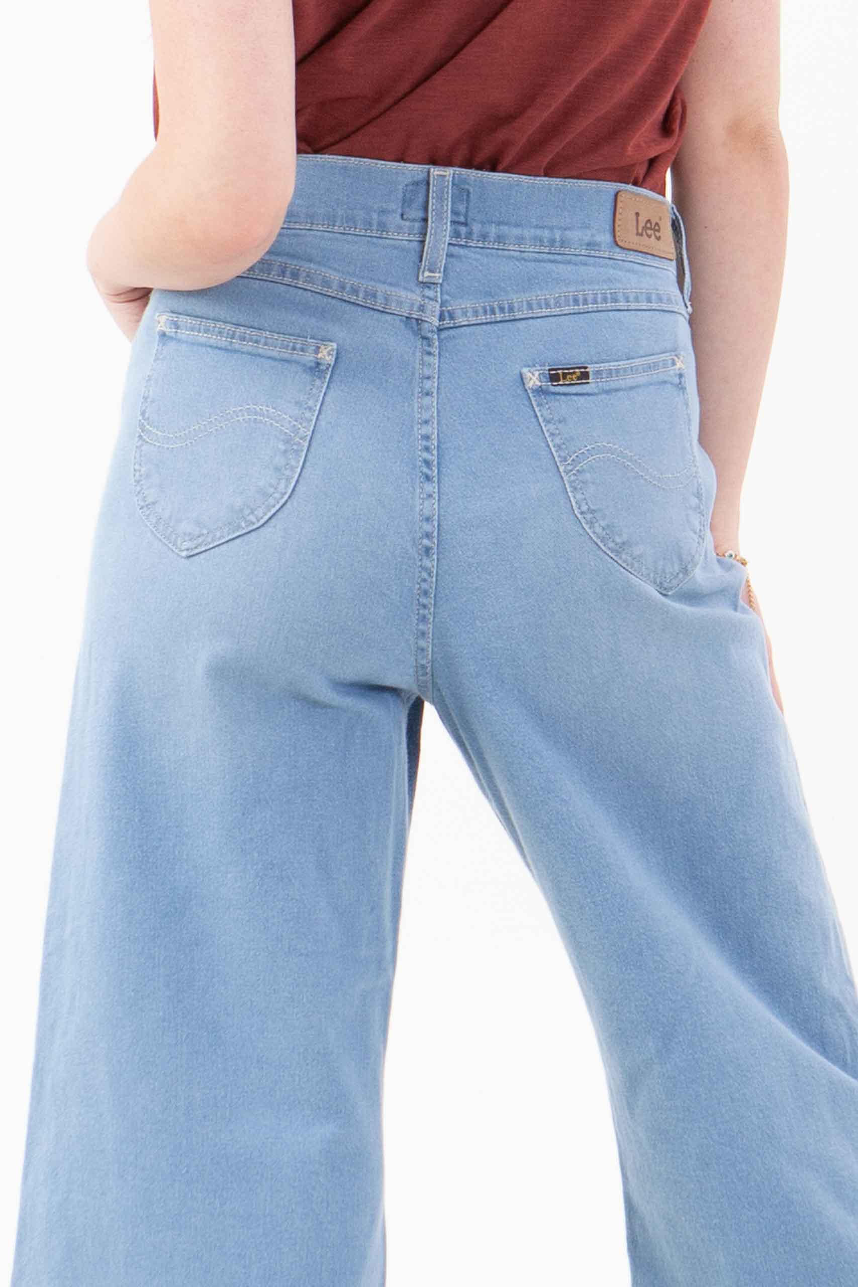 Vista posterior de pantalón de color celeste con dos bolsillos de marca lee