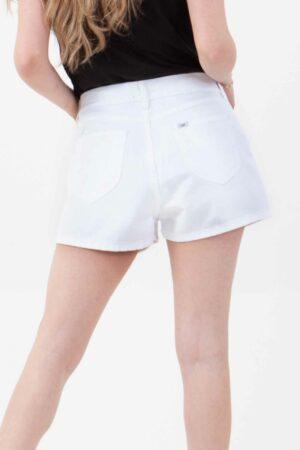 Vista posterior de short de color blanco con dos bolsillos de marca lee