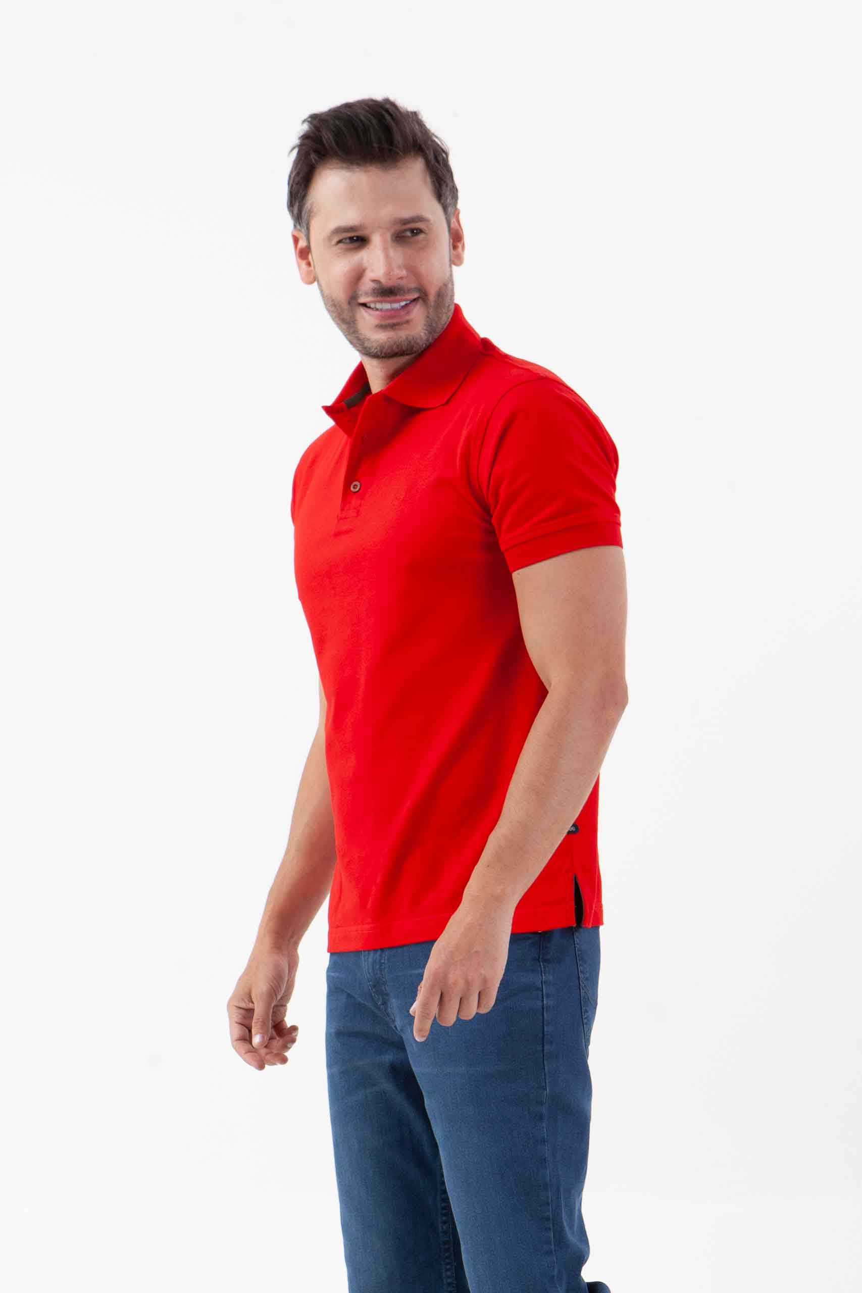 Vista latera de camiseta de color rojo de marca lee