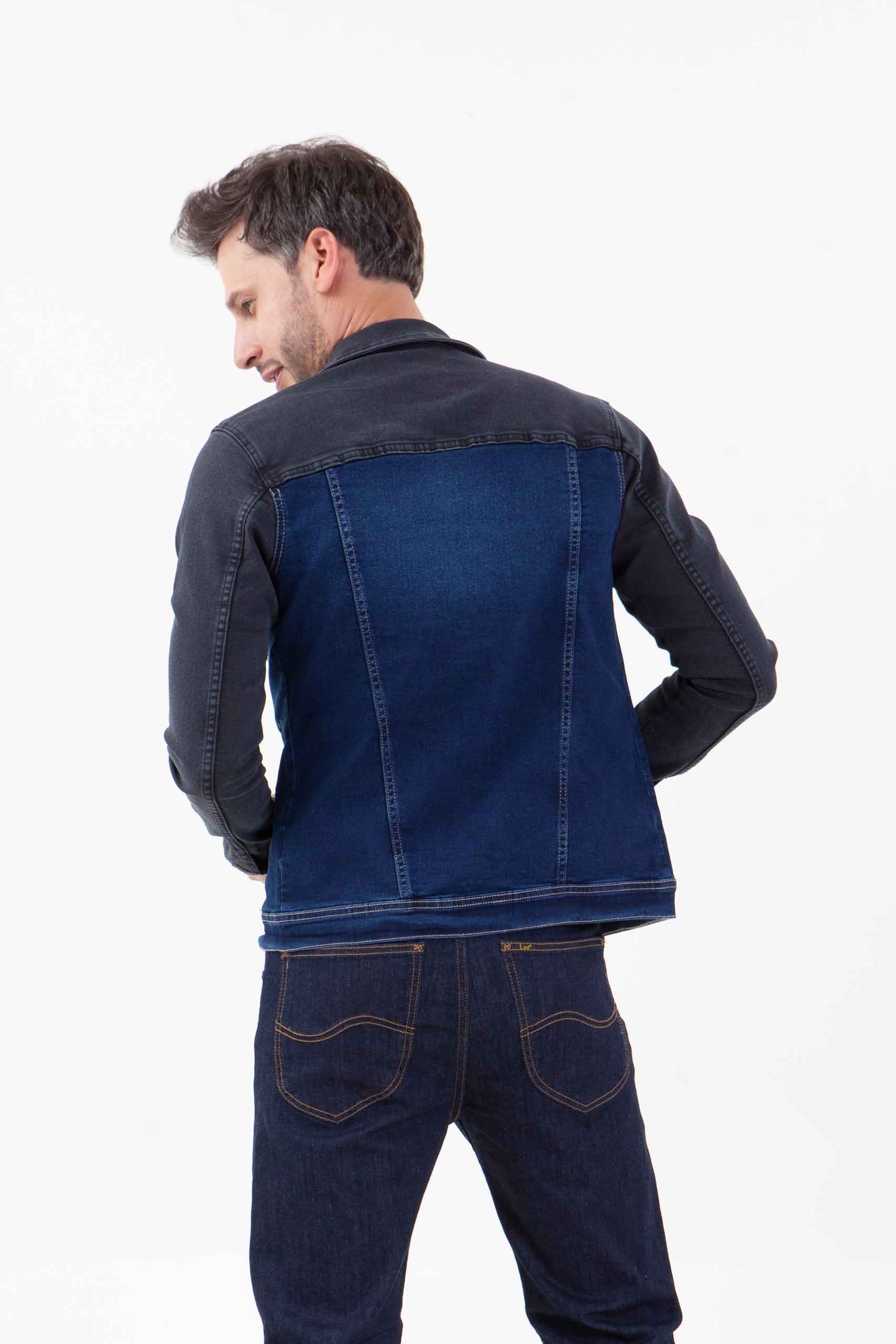 Vista posterior de chaqueta jean de color azul de marca lee