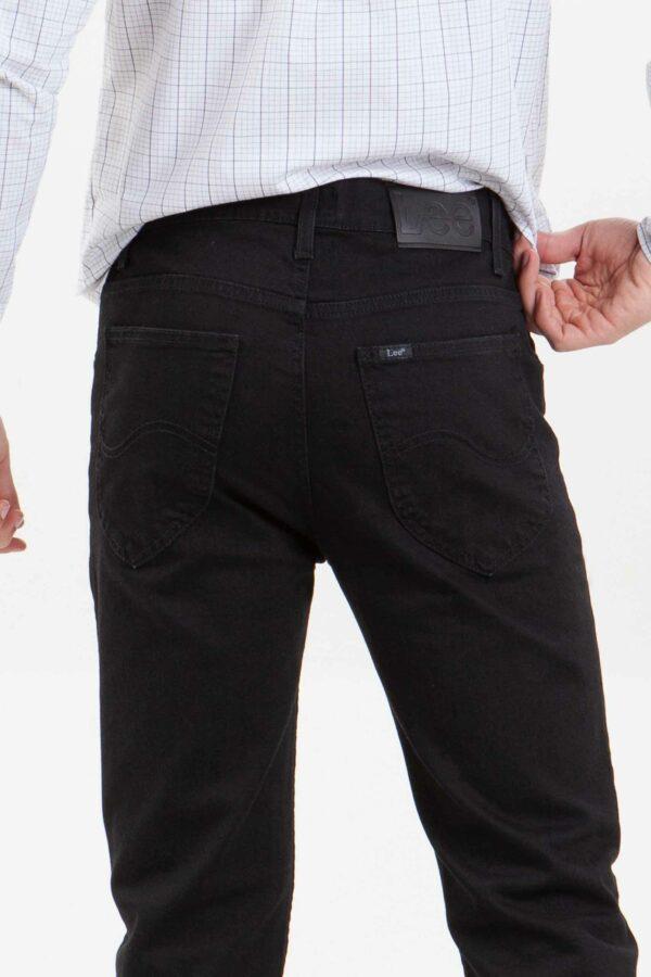 Vista posterior de jean de color negro con dos bolsillos de marca lee