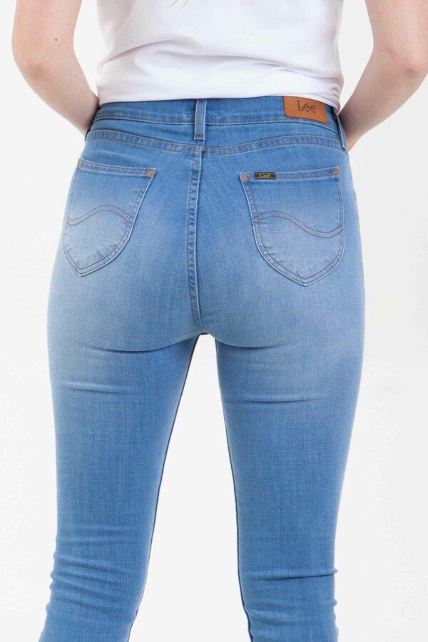 Vista posterior de jean de color azul con dos bolsillos de marca lee