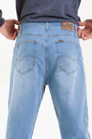 Vista posterior de jean de color azul con dos bolsillos de marca lee