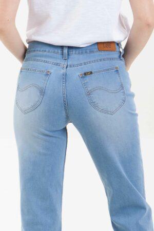 Vista posterior de jean de color celeste con dos bolsillos de marca lee