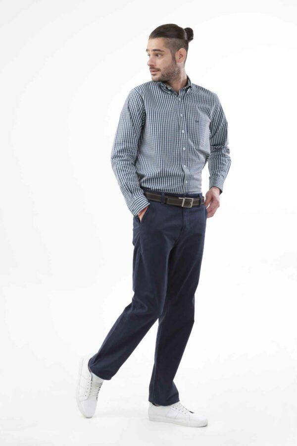 Vista lateral de pantalón de color azul marino con bolsillos de marca lee