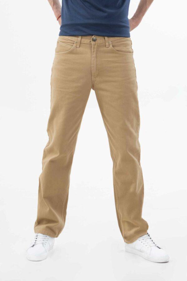 Vista frontal de jean de color caqui con bolsillos de marca lee