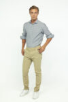 Vista Frontal Pantalón Hombre Slim Chino Caqui SS3 de marca Lee