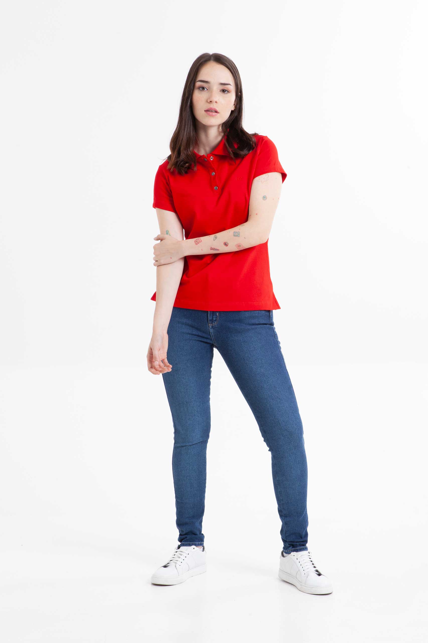 Vista frontal de camiseta color rojo marca lee.