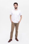 Vista Frontal Pantalón Hombre Slim Chino Caqui SS4 de marca Lee