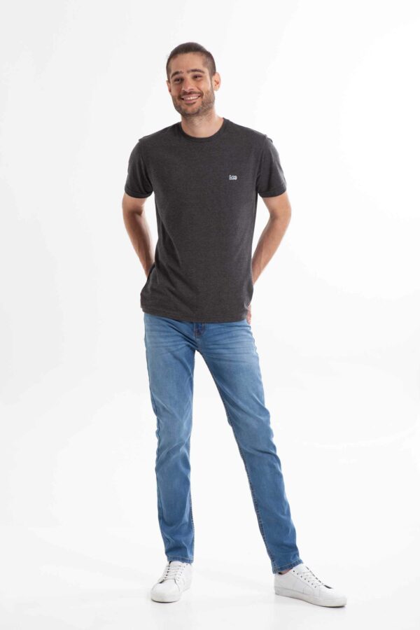 Vista frontal de jean de color azul con bolsillos de marca lee