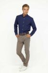 Vista Frontal Pantalón Hombre Slim Chino Tabaco SS3 de marca Lee