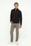 Vista Frontal Buzo Hombre Regular Essential Half Zip Negro SS3 de Marca Lee