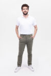 Vista Frontal Pantalón Hombre Slim Chino Verde SS4 de marca Lee
