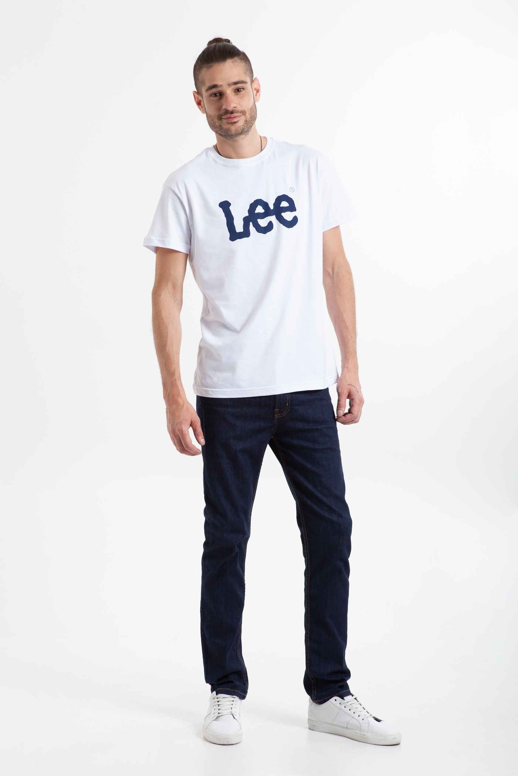 Vista frontal de camiseta color blanca con logo lee de color azul de marca lee