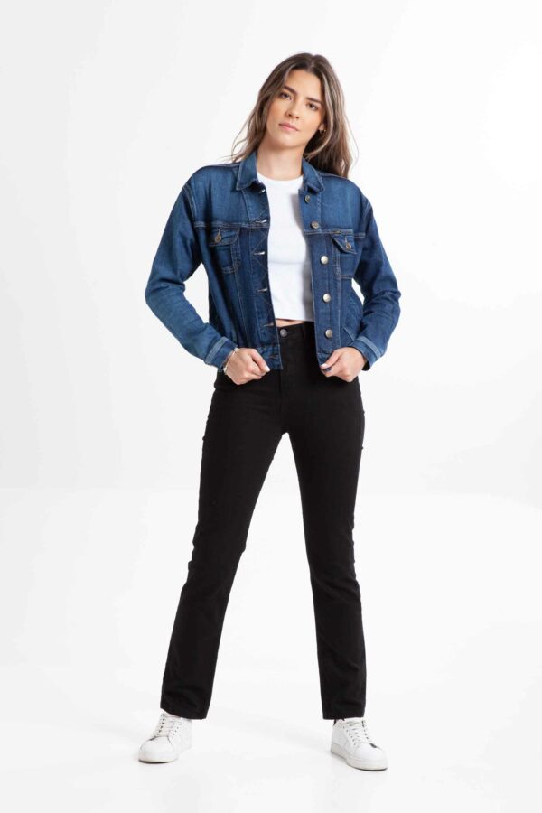Vista frontal de jean de color negro con bolsillos de marca lee