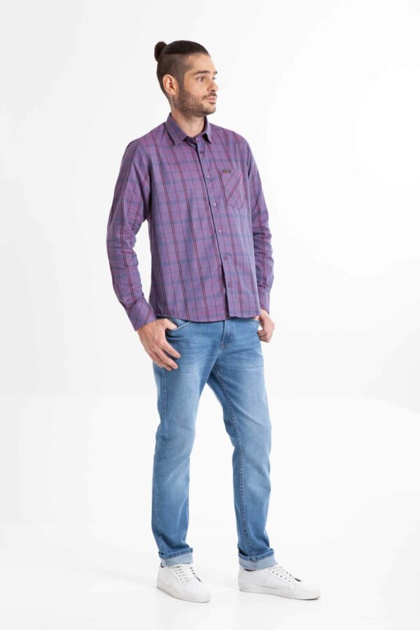 Vista lateral de jean de color azul con bolsillos de marca lee