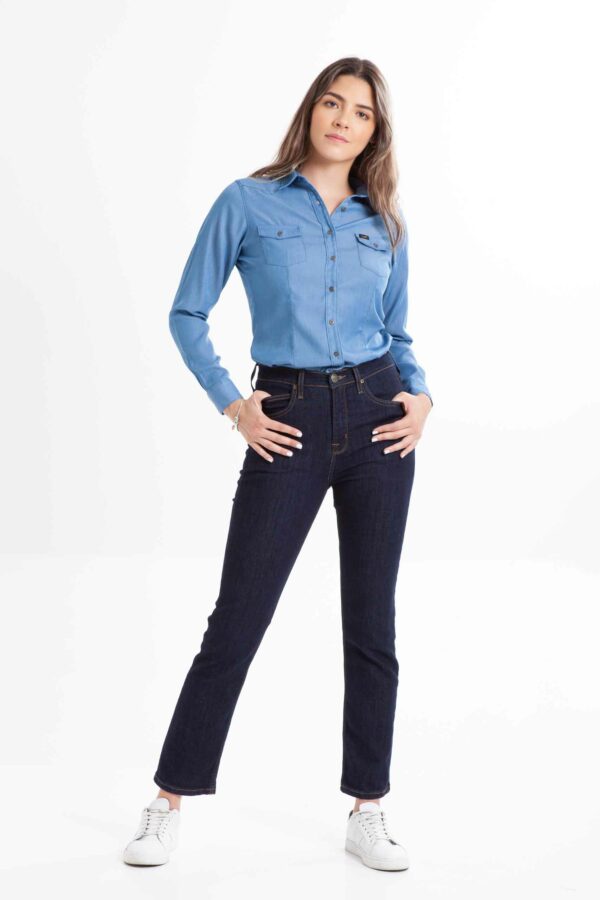 Vista frontal de blusa de color azul de marca lee