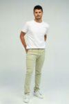 Vista frontal Jean slim tapered color cemento marca Lee