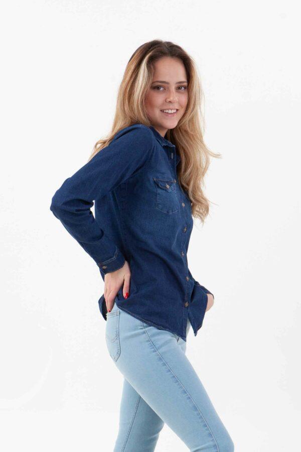 Vista lateral de blusa jean de color azul de marca lee