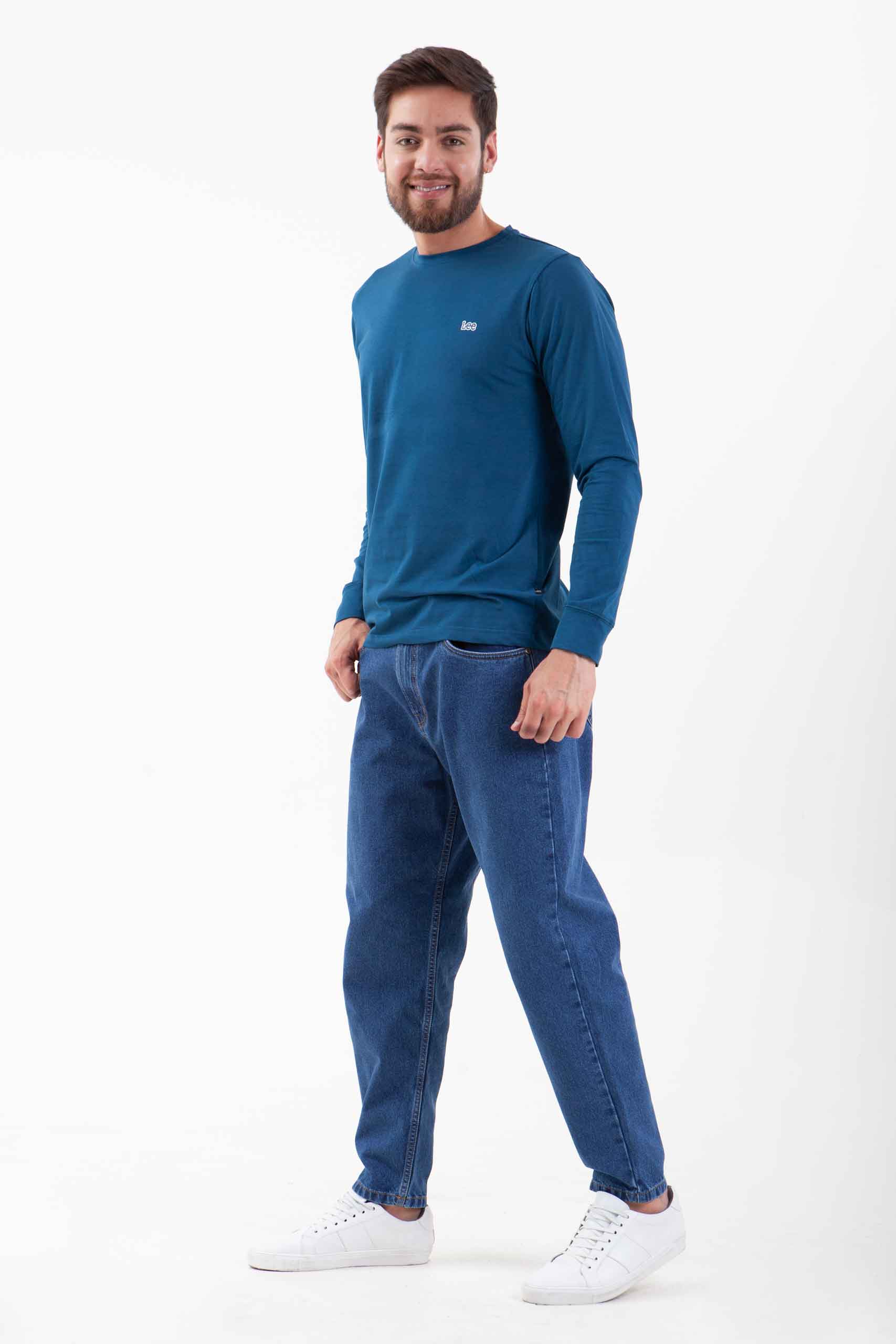 Vista lateral de pantalón de color azul con bolsillos de marca lee