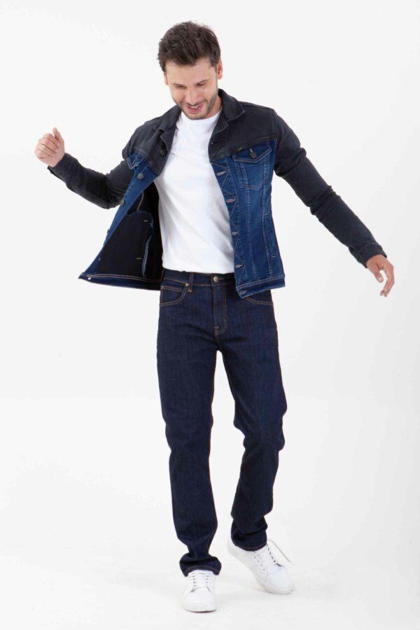Vista frontal de chaqueta jean de color azul de marca lee