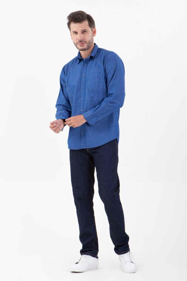 Vista frontal de camisa jean de color azul de marca lee