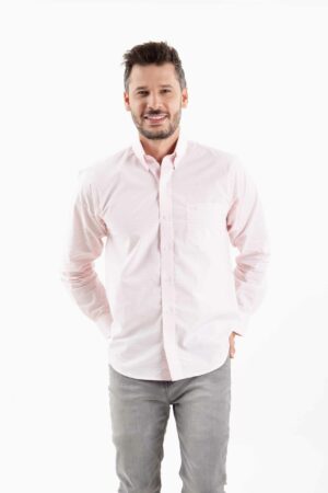 Vista frontal de camisa color rosa de manga larga de marca lee