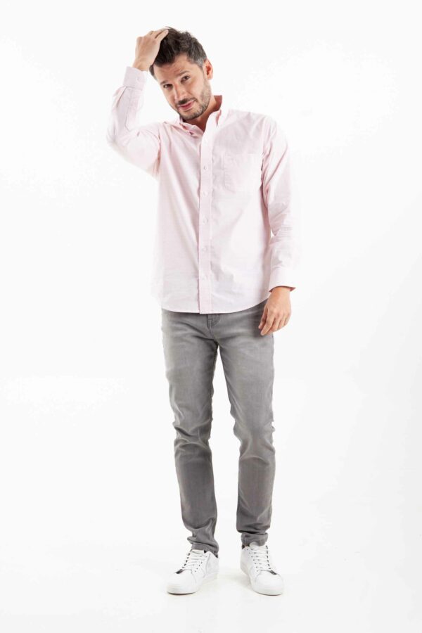 Vista frontal de camisa color rosa de manga larga de marca lee