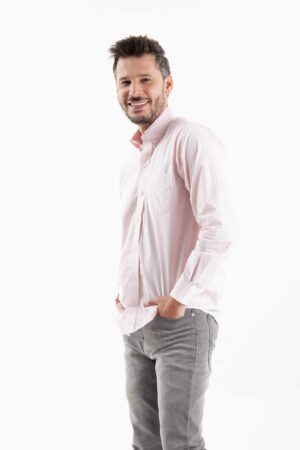 Vista lateral de camisa color rosa de manga larga de marca lee