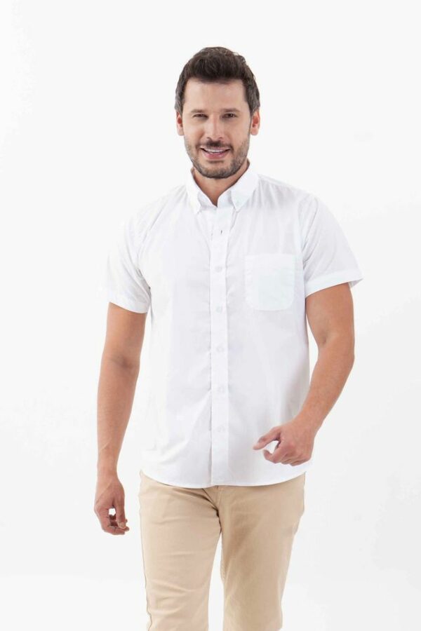Vista frontal de camisa de color blanco de mangas cortas de marca lee
