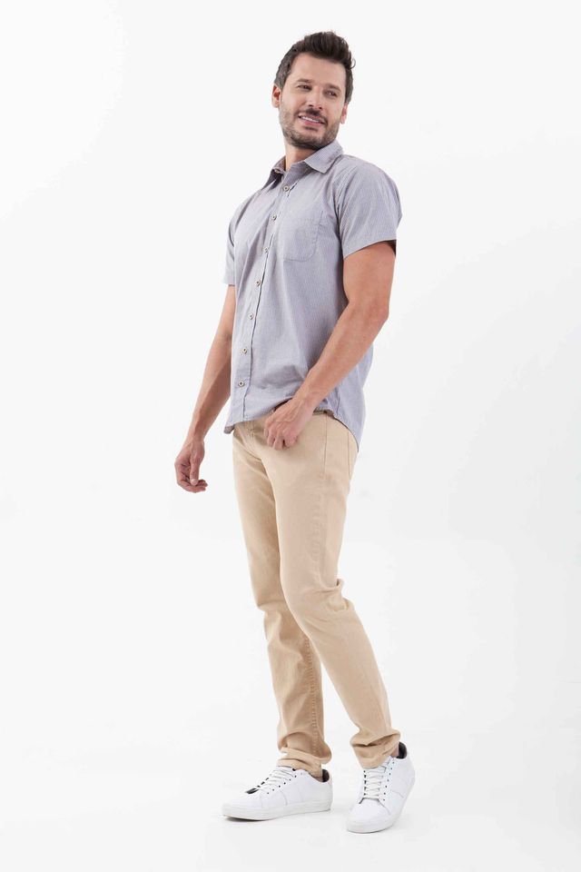 Vista lateral de camisa color gris claro de mangas cortas de marca lee