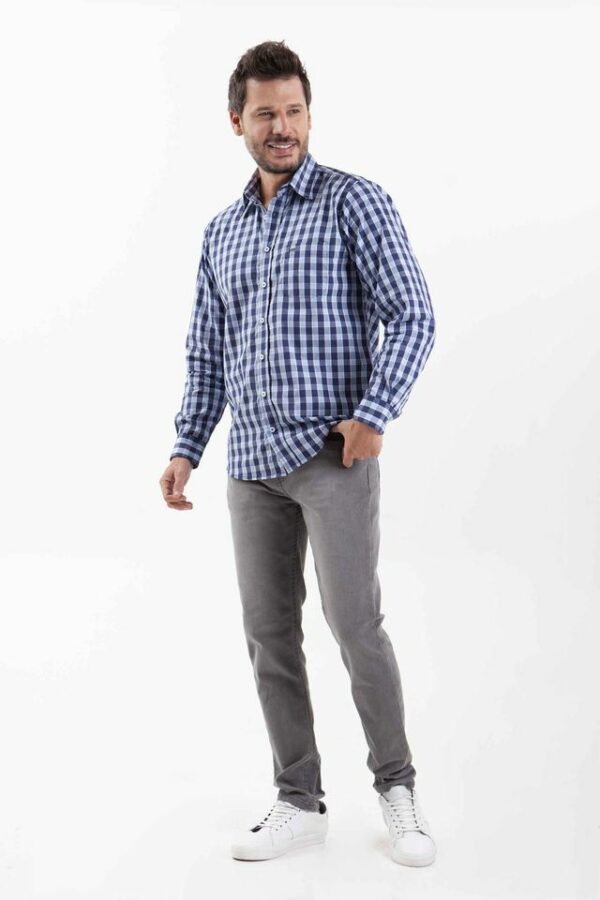 Vista frontal de camisa a cuadros color azul y blanco de mangas largas de marca lee