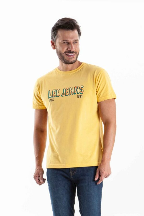Vista frontal de camiseta color amarilla con estampado de marca lee