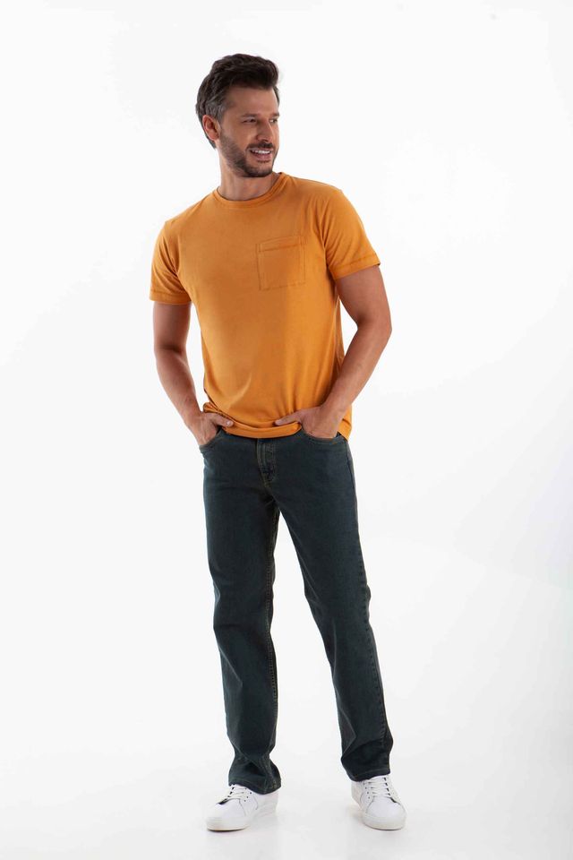 Vista frontal de camiseta de color mostaza de marca lee