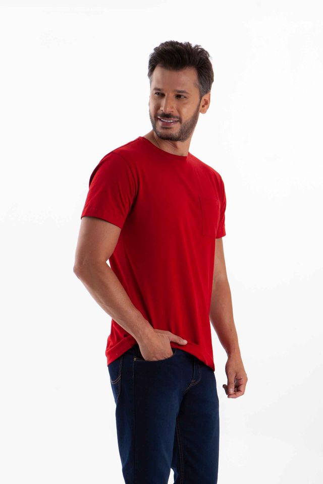 Vista lateral de camiseta color roja de marca lee