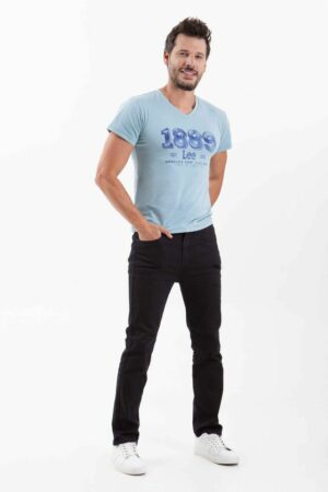 Vista frontal de camiseta color azul con estampado de marca lee