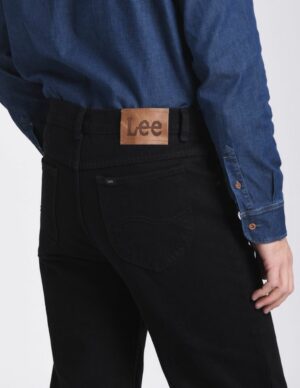 Vista posterior de jean clásico de color negro de marca lee
