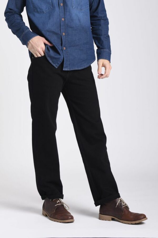 Vista frontal de jean clásico de color negro de marca lee
